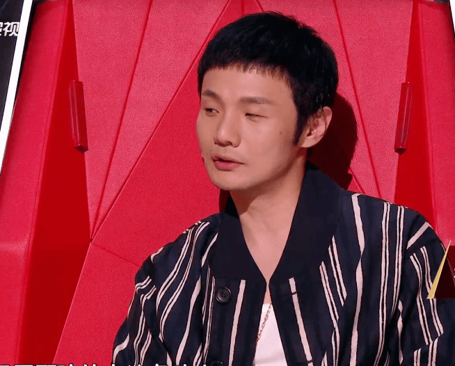 阿云嘎|卫视中秋晚会明星造型：张碧晨人鱼裙仙气足，戚薇蓬蓬袖夸张