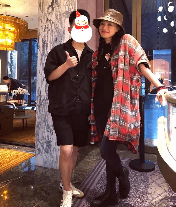 黑色|45岁舒淇与路人合影，扎双麻花辫青春减龄，被赞人美超甜