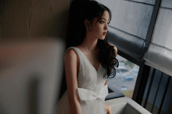 裙子|女星中秋晚会造型：关晓彤腰细，景甜贵气，张小斐大气，阿娇胖了