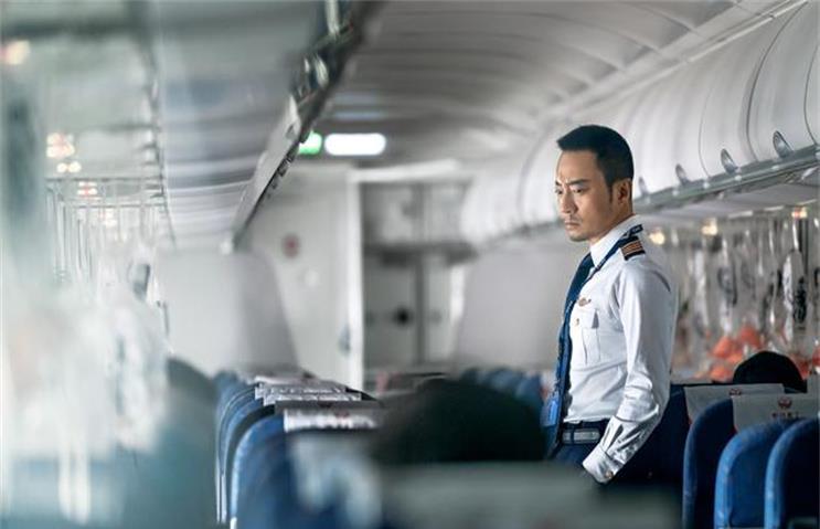 乘客|真实故事编排的《中国机长》，其中的英雄主义，动人心弦的效果