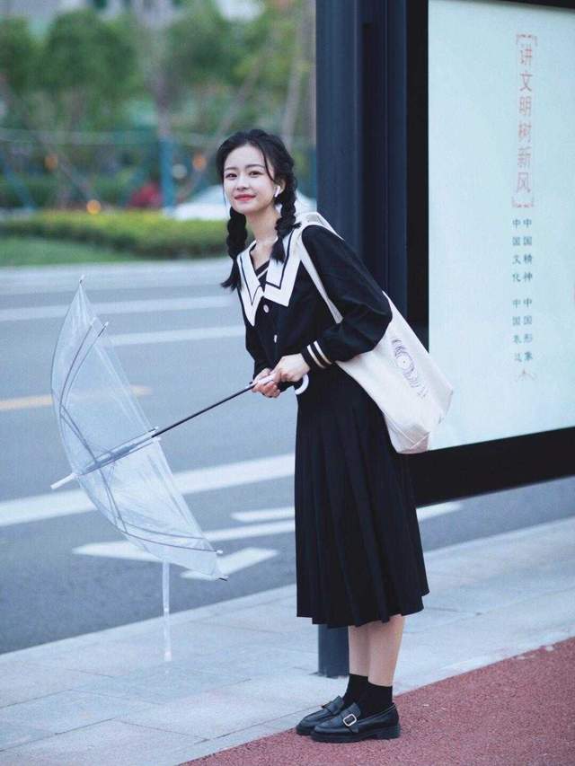 黑色|秋季怎么穿舒适又洋气？白色卫衣搭配牛仔裤简约大气，减龄时髦