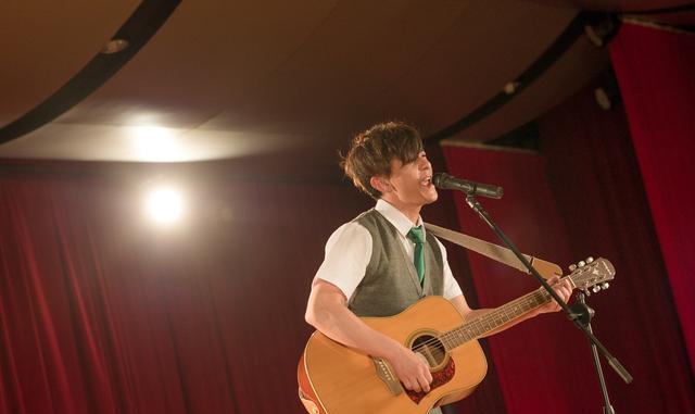 刘玉芳|赞颂成人爱情的《热唱吧》:没有了爱情,却可以依旧牵挂对方