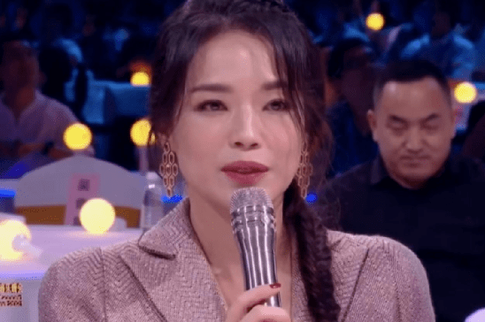 裙子|女星中秋晚会造型：关晓彤腰细，景甜贵气，张小斐大气，阿娇胖了