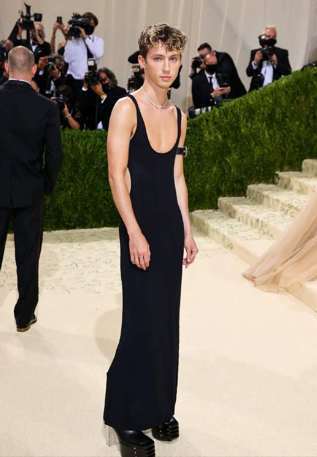 Rihanna|有群芳斗艳也有群魔乱舞！来看九月Met Gala红毯有哪些神仙与妖怪