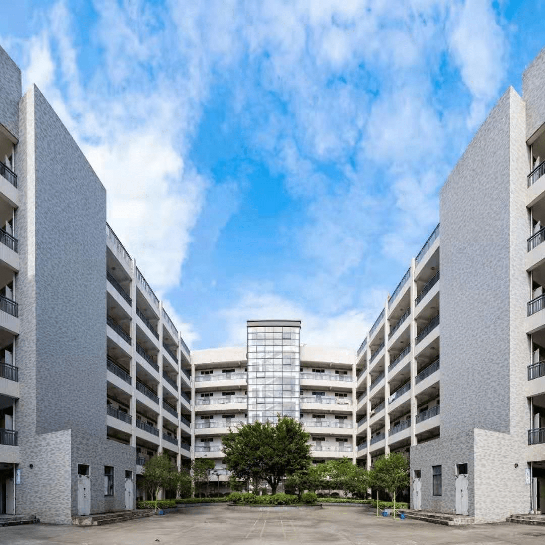 白雲校區 :白雲校區的宿舍樓外觀呈c字型或e字型,每間宿舍都為四人間