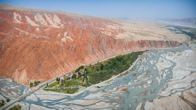 原创大西北神奇迤逦的美景,航拍新疆红色河谷,视觉冲击太刺激