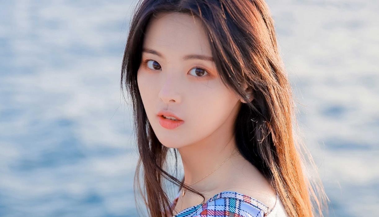 舞台|自卑女孩杨超越,从服务员到顶流明星,是如何改天换命的?