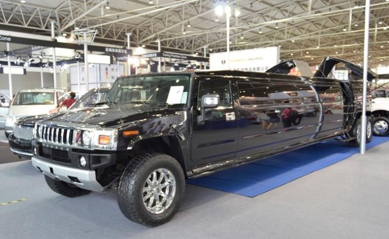 售价高达一千多万车长11米这辆悍马在马路上调不了头