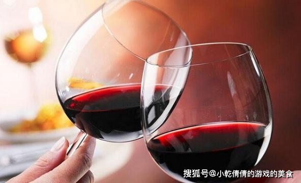 美食|喝红酒前为什么要摇杯子?小细节大用处,很多人都摇错了闹笑话