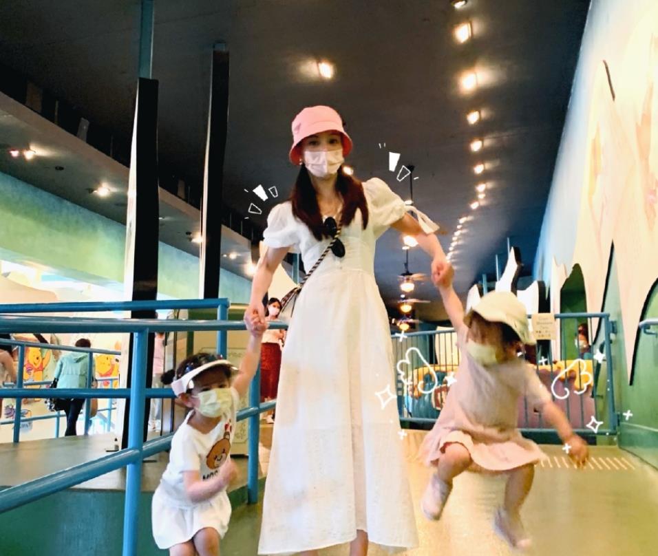 图片|郭富城小女儿近况,趁妈妈方媛健身时钻进她怀里,一脸乖巧吃零食