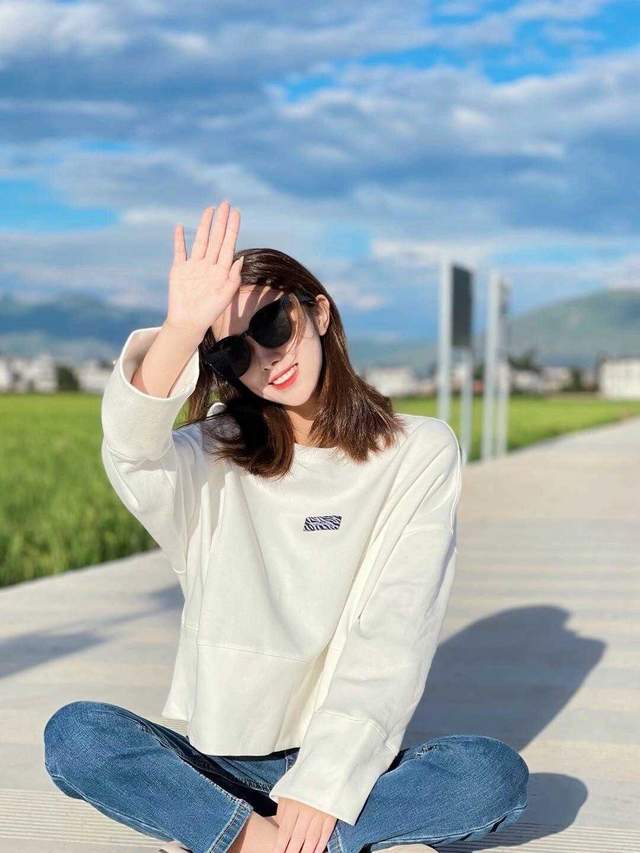 黑色|秋季怎么穿舒适又洋气？白色卫衣搭配牛仔裤简约大气，减龄时髦