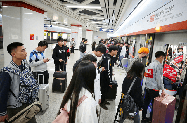 了地铁,运营线路总里程达到了7969公里,年均客运吞吐量约近200亿人次