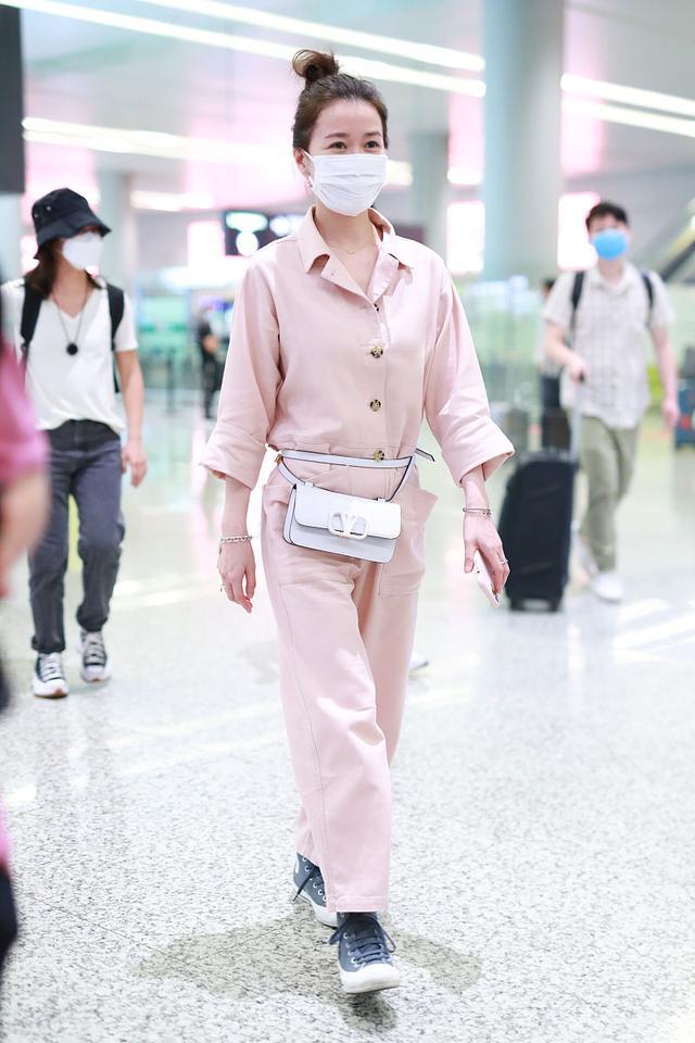 细节 佘诗曼素颜好显嫩,穿粉色连体裤扎丸子头,一点看不出是奔五的人