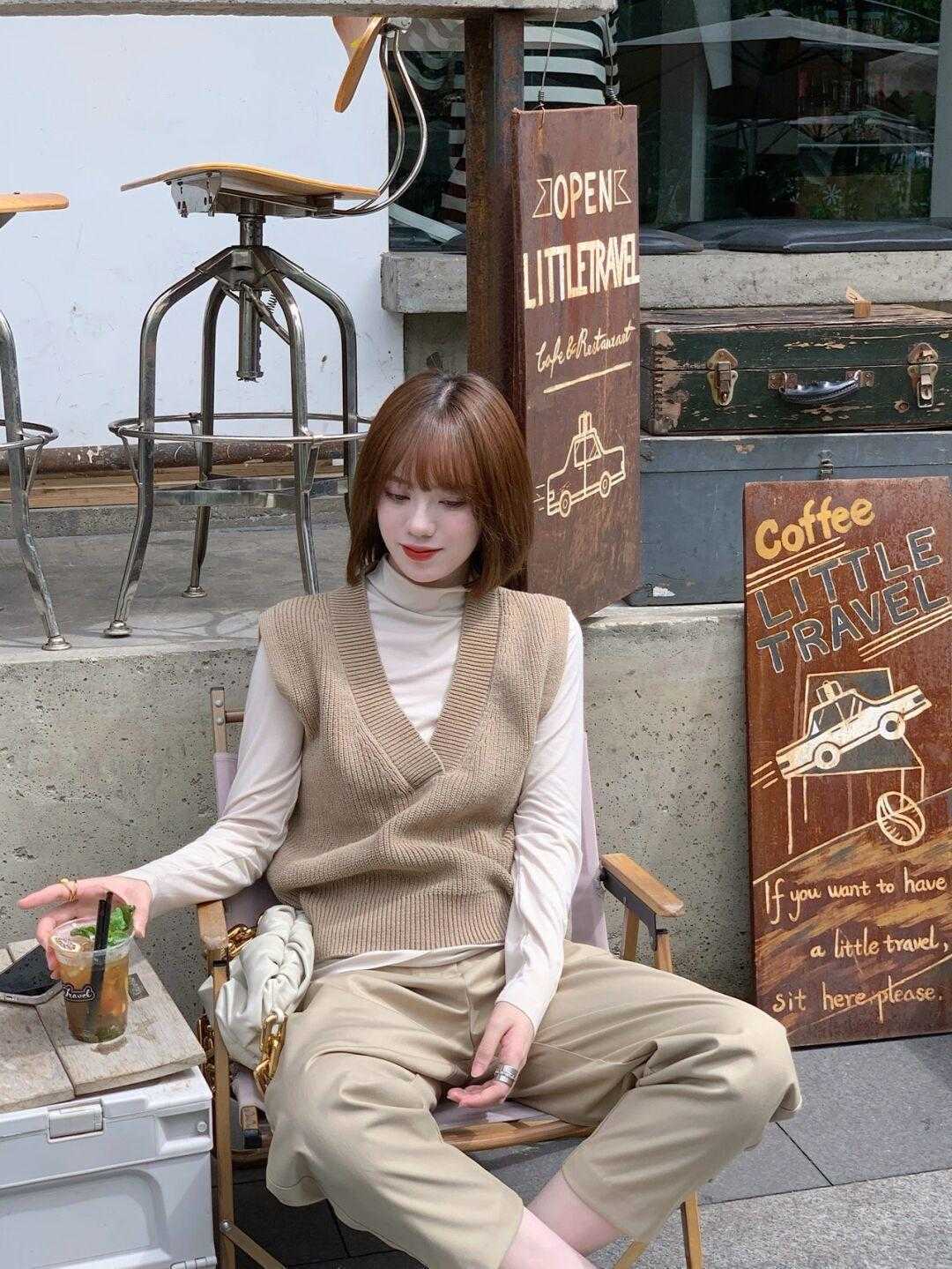 马甲 适合30岁普通女性的日常通勤风，针织马甲搭配直筒裤，简约又大方