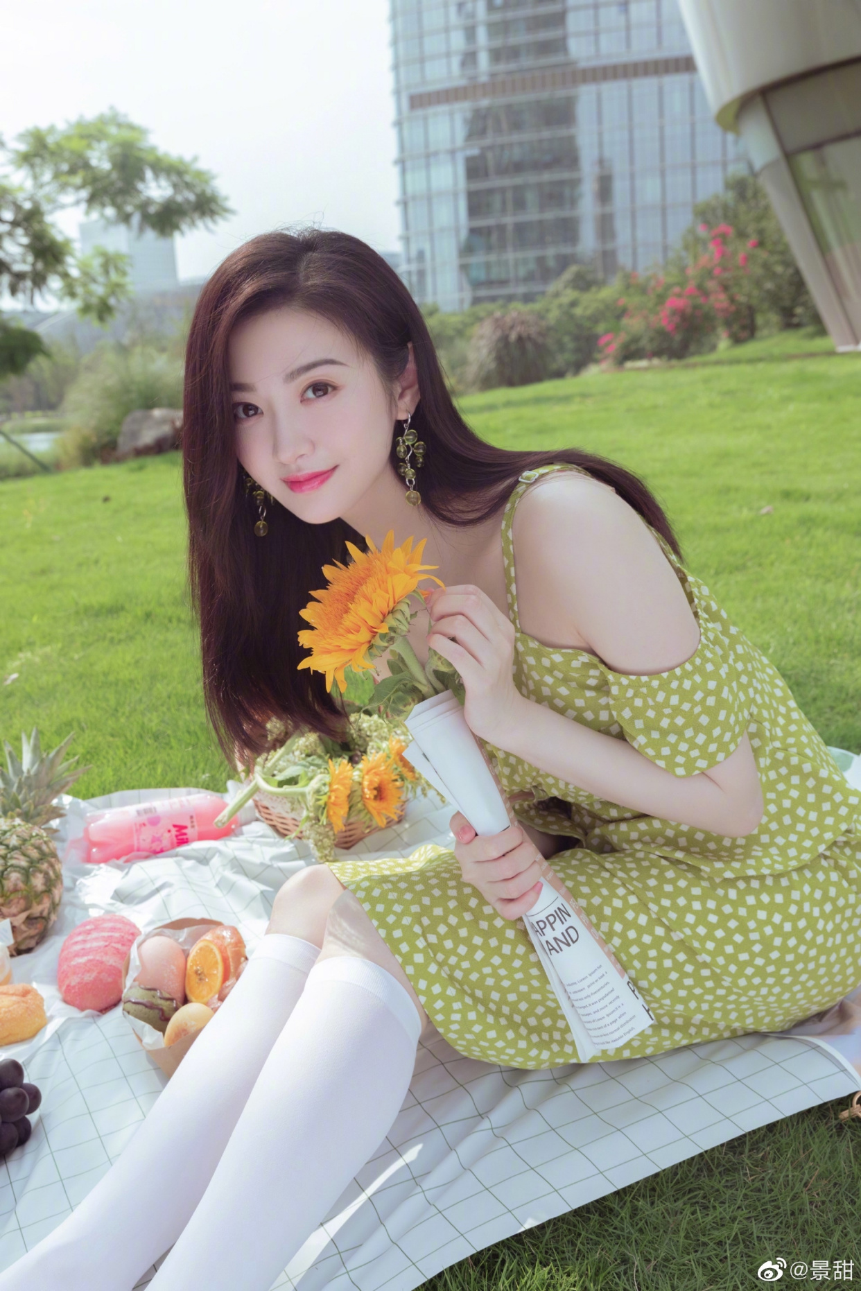 因为女明星拍照的两种状态，摆拍妆容精致还精修，自拍素颜且直男角度