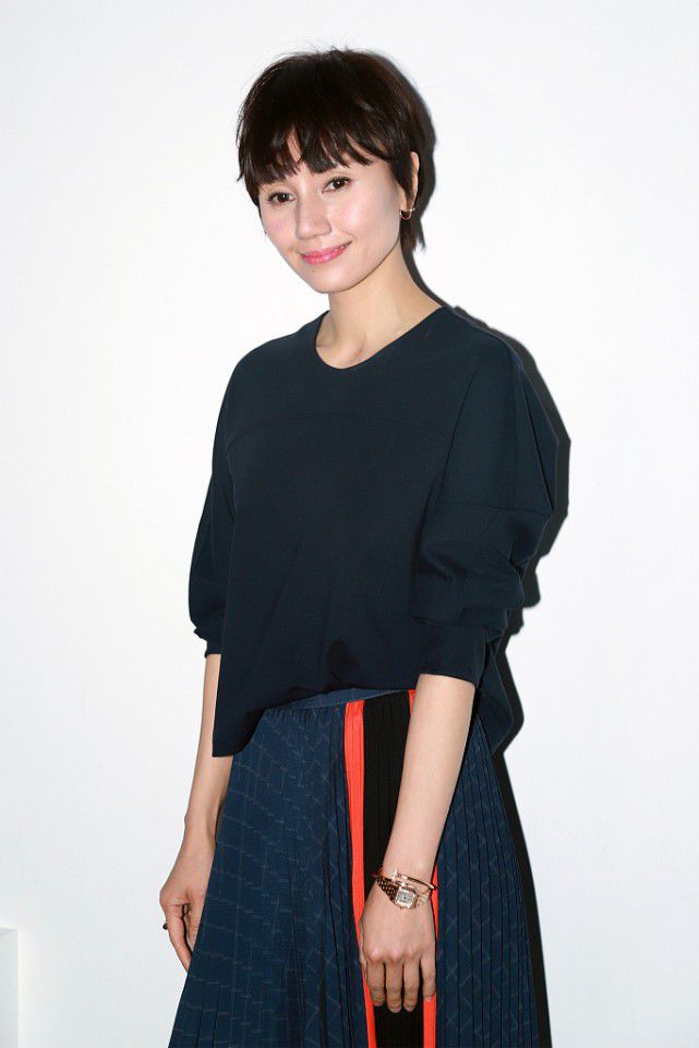 黑色 明星喜欢“乱穿衣”，袁泉同框梅婷穿搭两个季节，让人看不懂