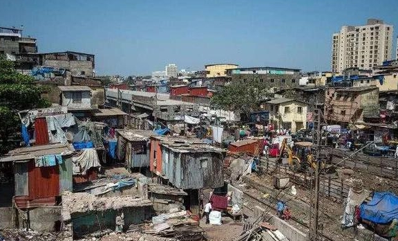 印度最大的贫民窟：超200万人挤在2平方公里内，就在首都孟买