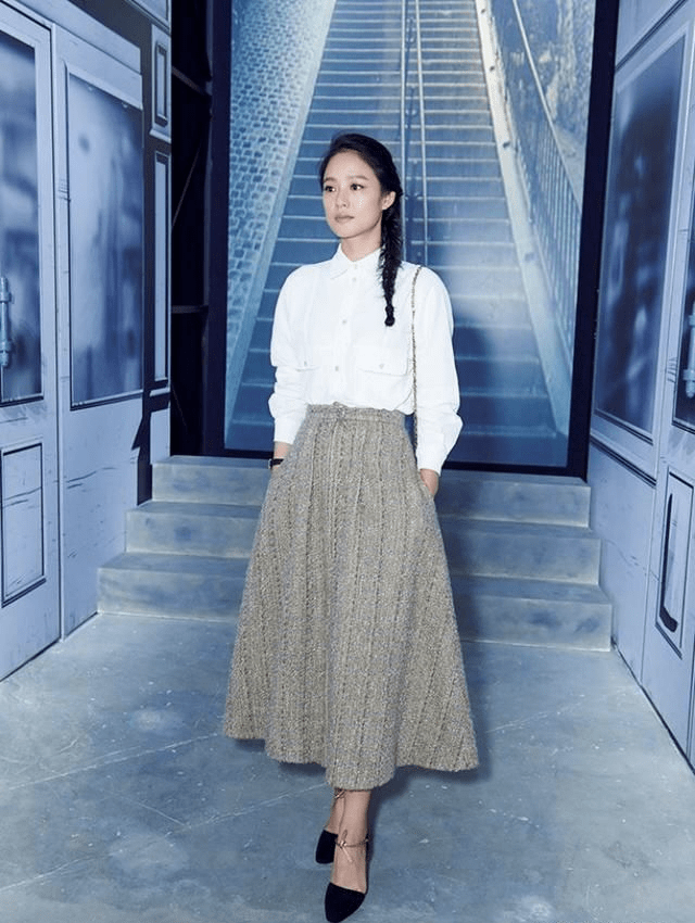 身材 周韵素颜和老公出门，扎丸子头暴露发际线，穿基础款气质却高级