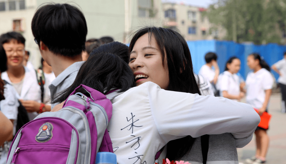 食品|继“喝11瓶奶”事件后,又有学校保安没收月饼,扔了一地让人心疼