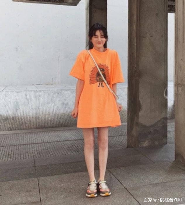 个性 宋祖儿这气质我服了，素颜穿“奶奶裙”走机场，把土味穿出时尚感