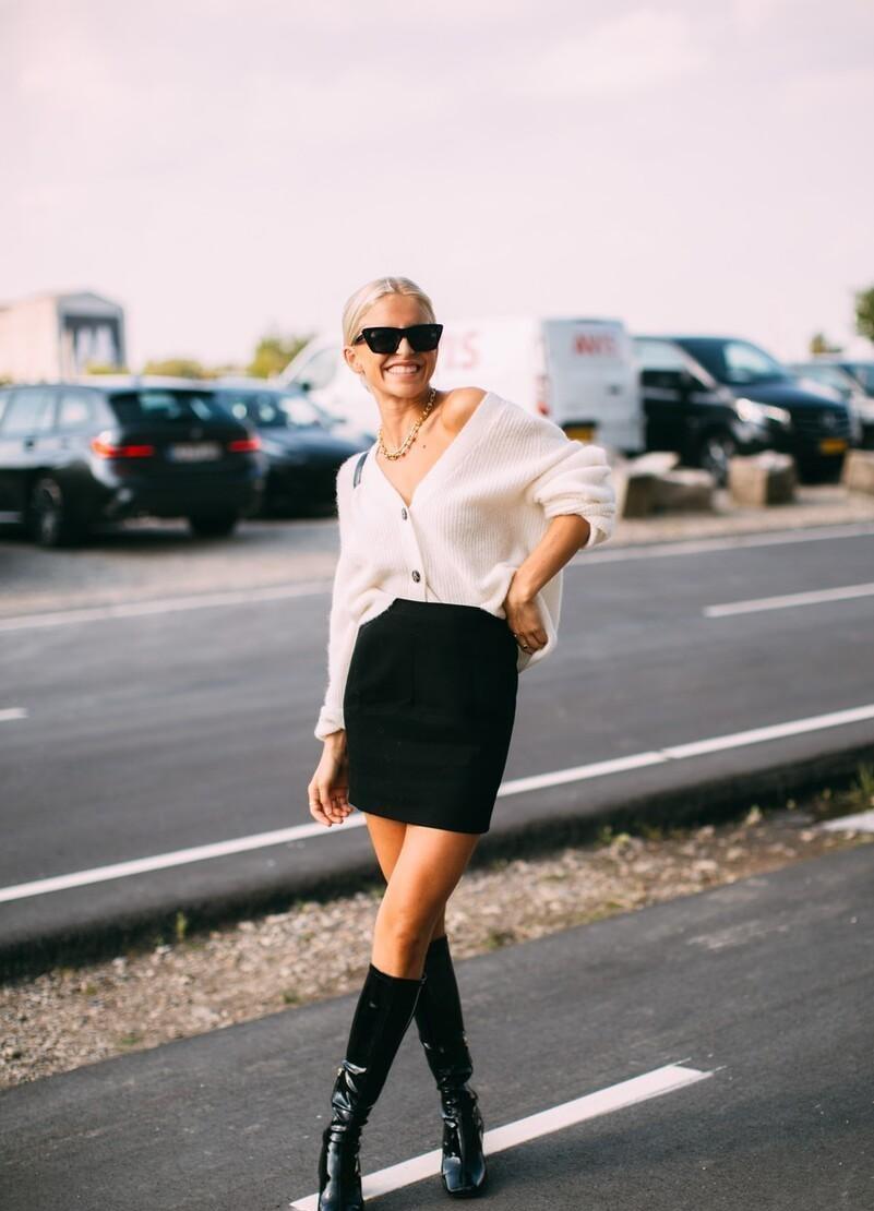 曲线 初秋超时髦的搭配：短裙+长靴，不仅秀出了曲线，还有满满复古感