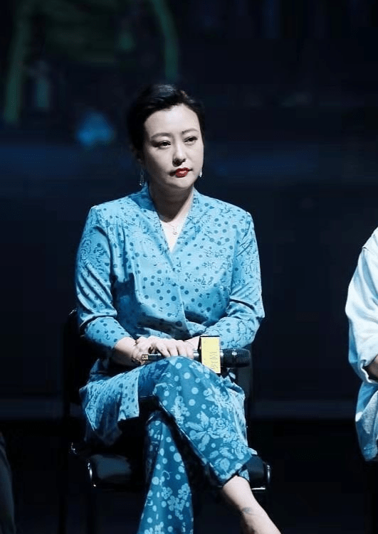 身材 42岁郝蕾近照变化挺大，穿宽松西装也难掩身材发福，双下巴也有了