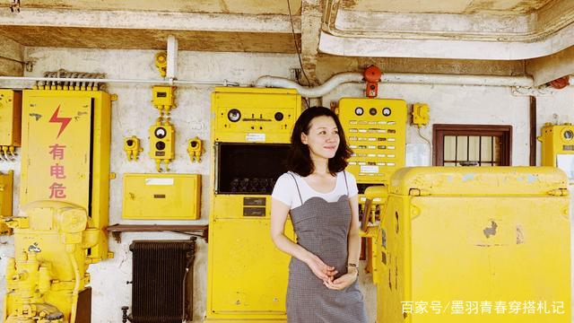 黑色 “德华姑姑”罕见扮嫩,吊带裙配白T恤时髦大方,46岁素颜真减龄