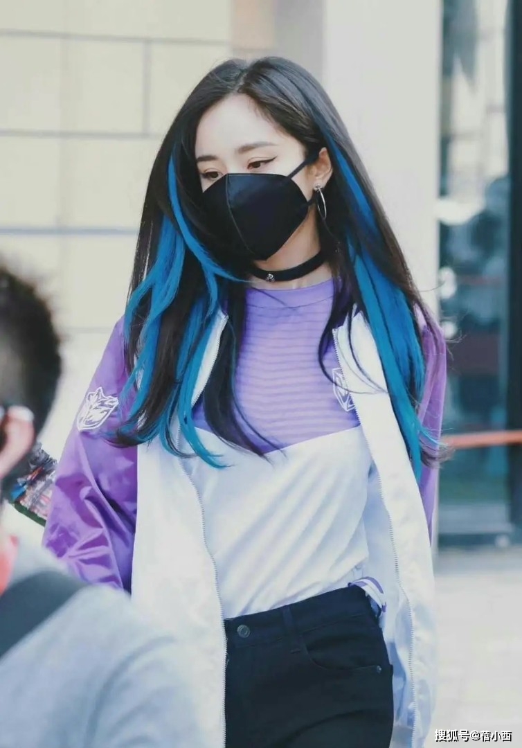 黑色 “杨幂”瘦得过分了，穿棒球服配紧身裤亮相，“双腿比胳膊还细”