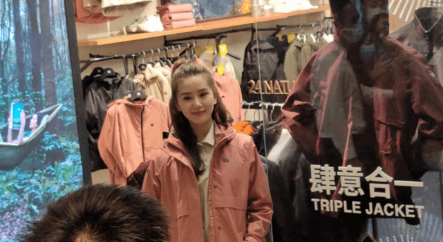 坐姿 刘诗诗人淡如菊是假象？穿运动装大爷坐姿放飞自我，好心情藏不住