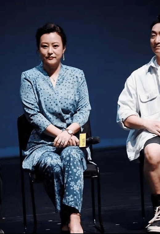 身材 42岁郝蕾近照变化挺大，穿宽松西装也难掩身材发福，双下巴也有了