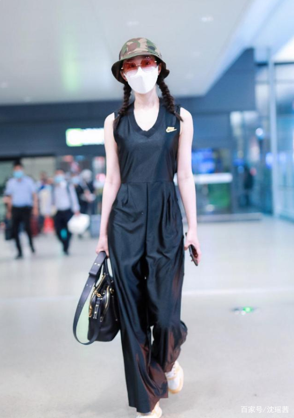 黑色 宋轶素颜现身机场，颜值高就是自信，穿短袖西装配T恤很吸睛