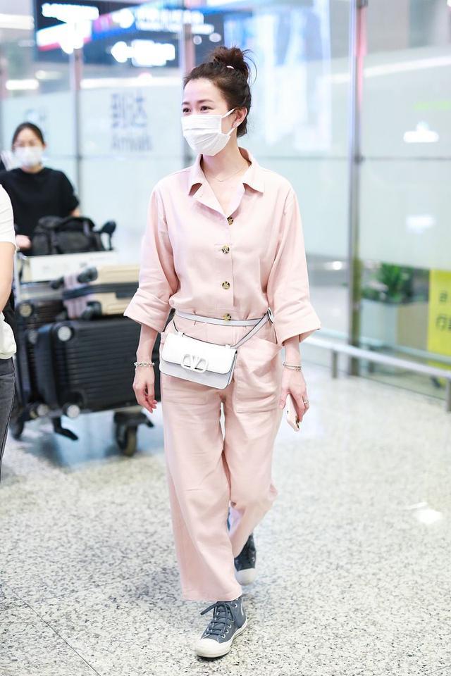 细节 佘诗曼素颜好显嫩,穿粉色连体裤扎丸子头,一点看不出是奔五的人