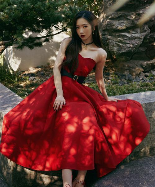 黑色 金晨又“火”了，身穿一袭红红火火的连衣裙拍时尚大片，高级惊艳