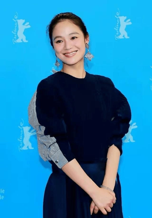 身材 周韵素颜和老公出门，扎丸子头暴露发际线，穿基础款气质却高级