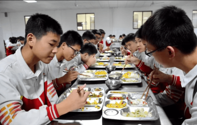 食品|继“喝11瓶奶”事件后,又有学校保安没收月饼,扔了一地让人心疼