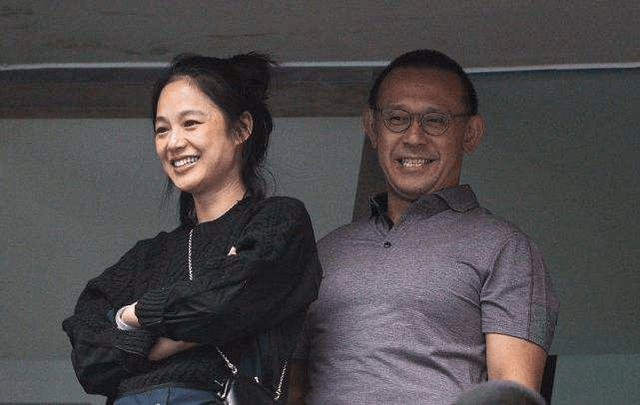 身材 周韵素颜和老公出门，扎丸子头暴露发际线，穿基础款气质却高级