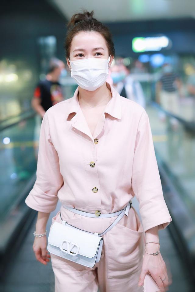 细节 佘诗曼素颜好显嫩,穿粉色连体裤扎丸子头,一点看不出是奔五的人