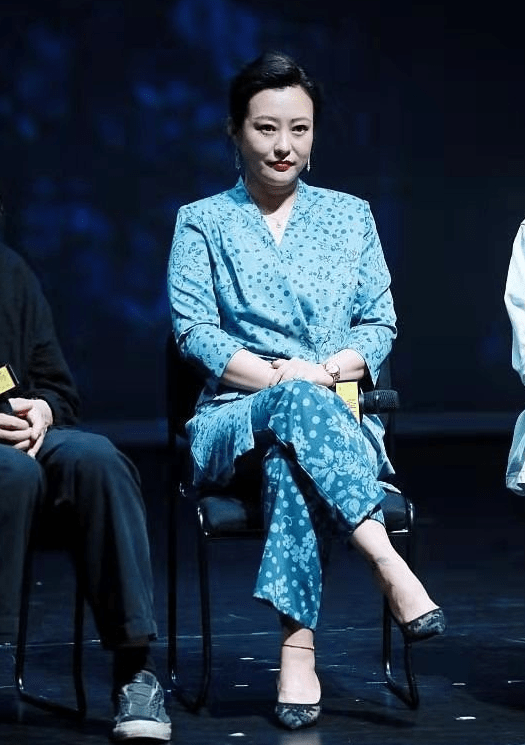 身材 42岁郝蕾近照变化挺大，穿宽松西装也难掩身材发福，双下巴也有了