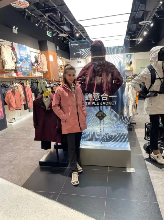 坐姿 刘诗诗人淡如菊是假象？穿运动装大爷坐姿放飞自我，好心情藏不住