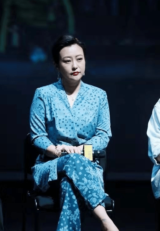 身材 42岁郝蕾近照变化挺大，穿宽松西装也难掩身材发福，双下巴也有了