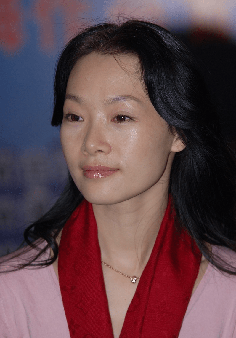 整体 吕薇的颜值真抗打，面容清秀也抢眼，这气质太适合穿素色，挺撩人