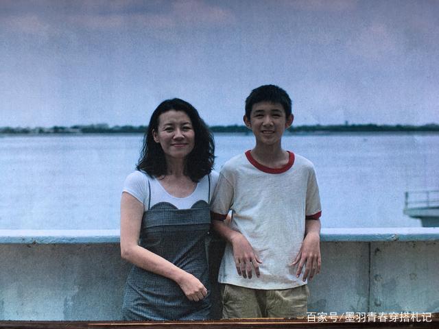 黑色 “德华姑姑”罕见扮嫩,吊带裙配白T恤时髦大方,46岁素颜真减龄