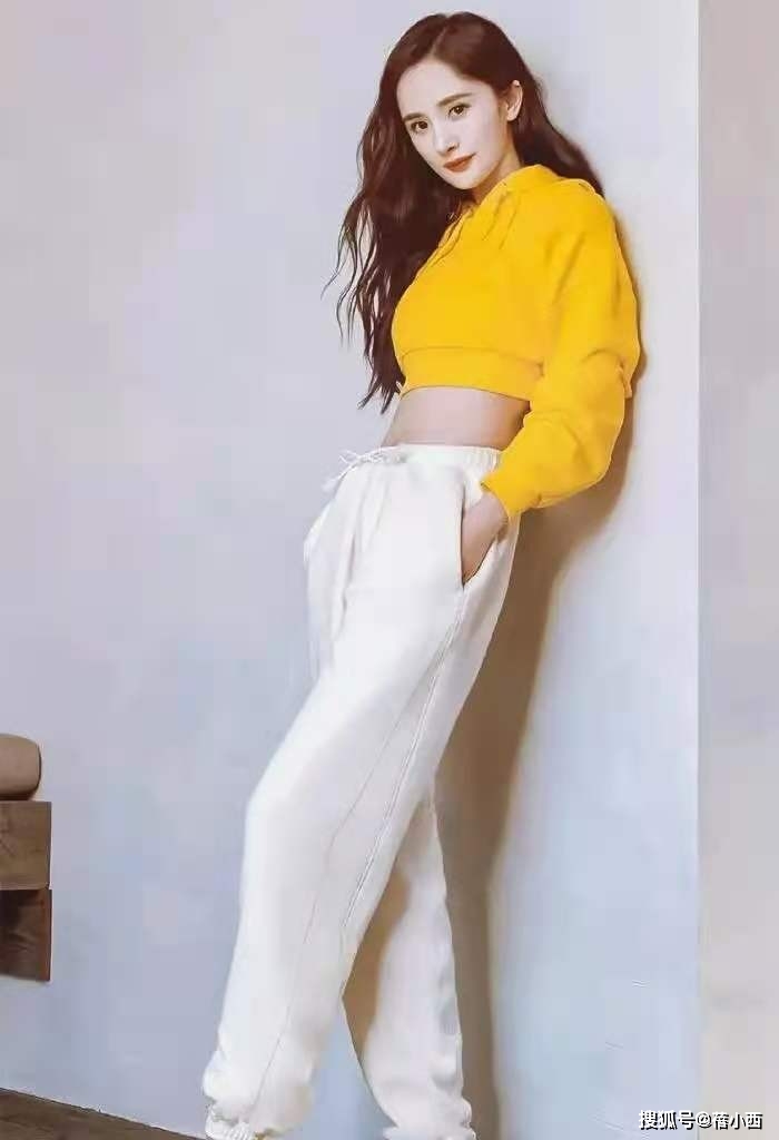 黑色 “杨幂”瘦得过分了，穿棒球服配紧身裤亮相，“双腿比胳膊还细”