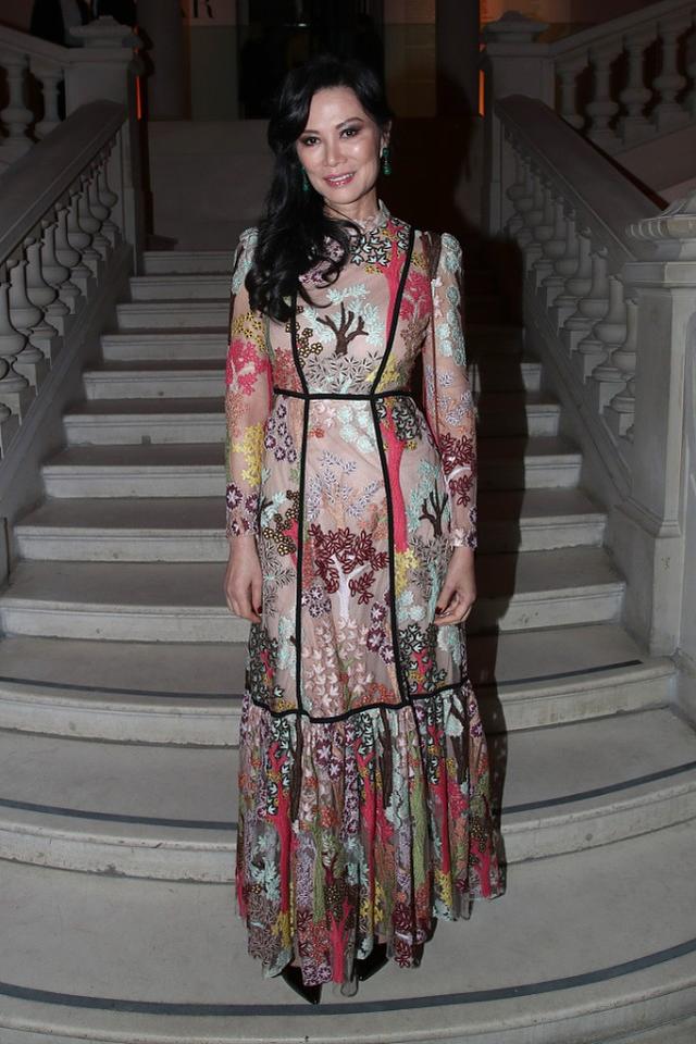 黑色 邓文迪的“名媛裙”挺提气质，时尚又端庄，霸气十足展现个性