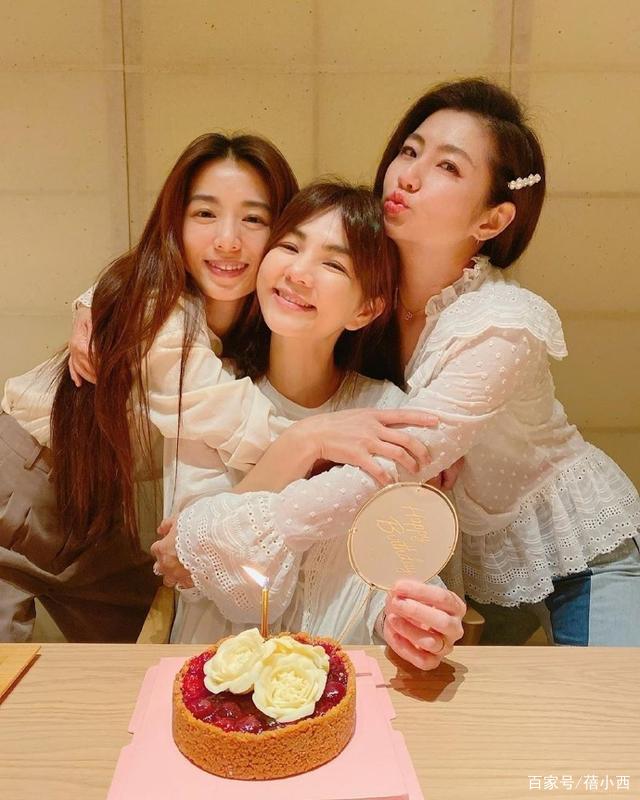 夏天 SHE三人合体庆生，都超自信“素颜”穿白色衣服，状态像小姑娘