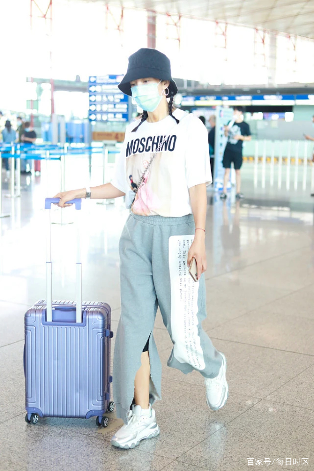 黑色 在机场拍到李冰冰，运动裤里还有打底裤，老寒腿了素颜也沧桑！