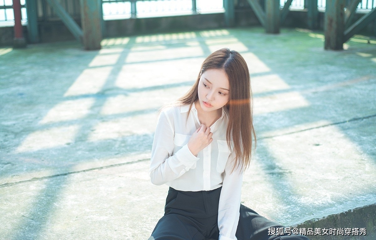 的比例|白色的衬衫搭配黑色的西裤,干练又时尚