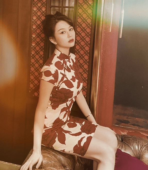 身材 被邱淑贞女儿惊艳到了，穿印花旗袍优雅又显贵气，身材好确实抢镜