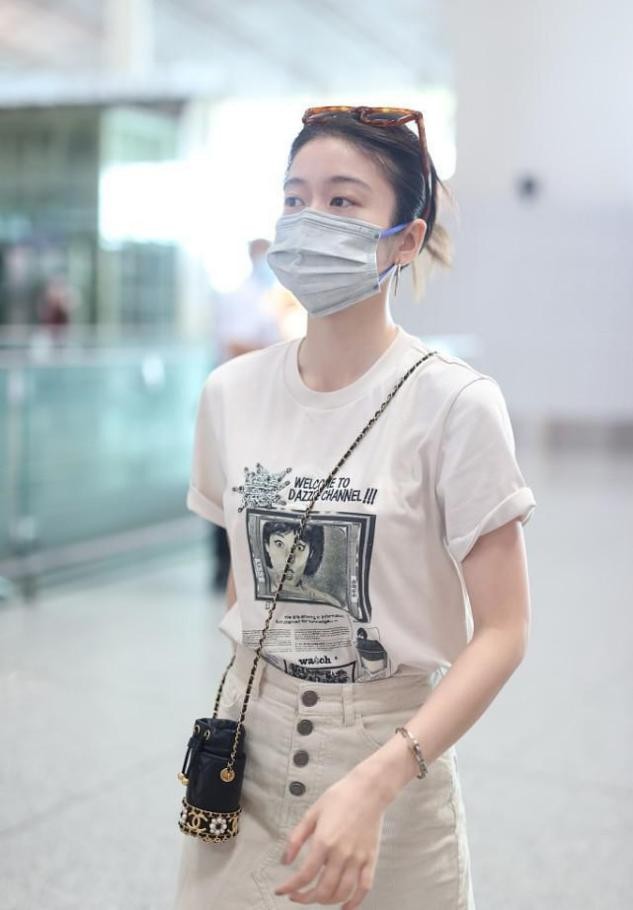 张雪迎 张雪迎：T恤的百搭风配牛仔裙或者短裤，显S型身材，时髦又减龄！