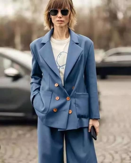 服装 春季挑西装却穿不出气质感？教你从面料、细节上下功夫，超实用